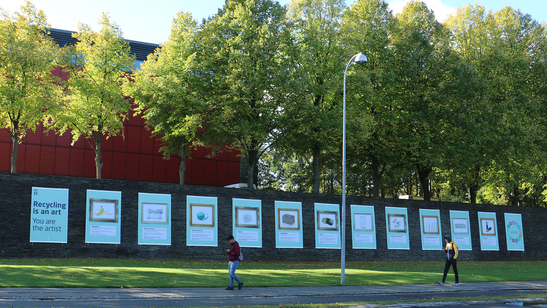 Bannere for bæredygtighed på Bastionsmuren, Lyngby Campus 